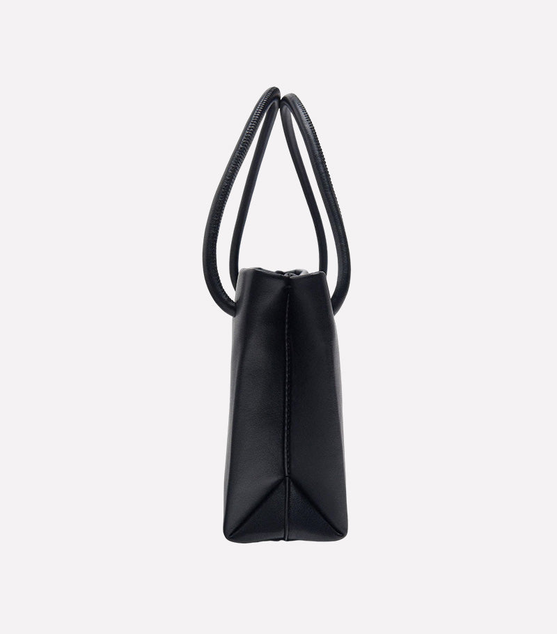 Shoulder bag with chain
